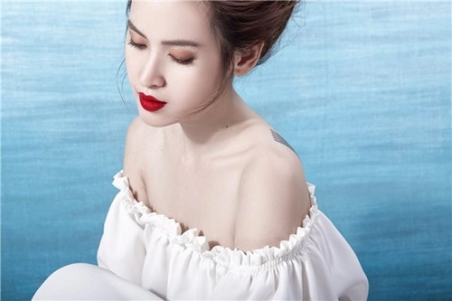 Tú vi đẹp mong manh trong tà áo trắng tinh khôi