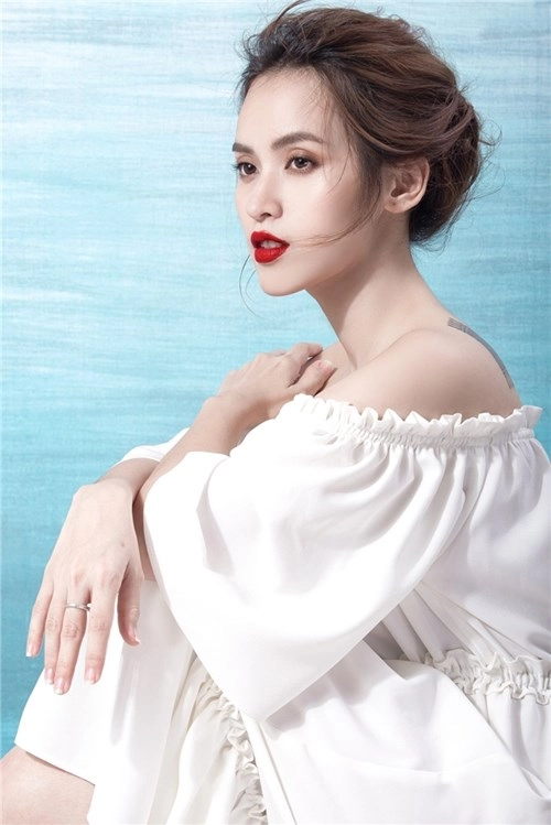 Tú vi đẹp mong manh trong tà áo trắng tinh khôi