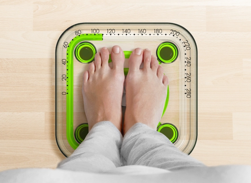 Vì sao đầu ngày bạn nặng 49kg mà lúc đi ngủ lại tăng thêm 2-3kg