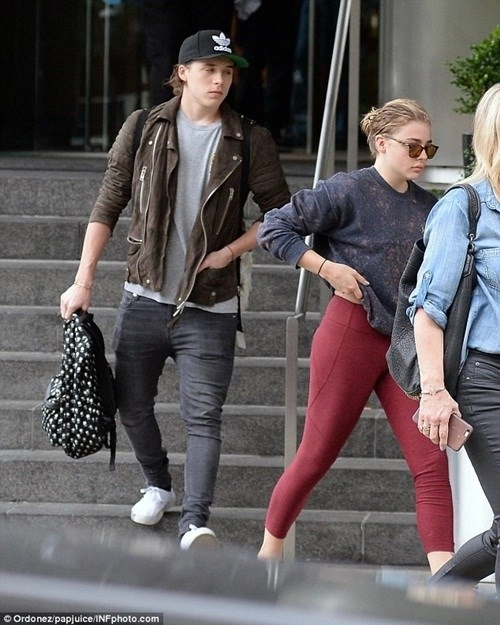 Guu thời trang thảm họa của bạn gái brooklyn beckham