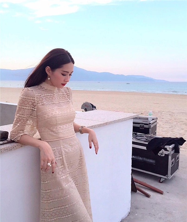 Hà hồ phạm hương đọ sắc