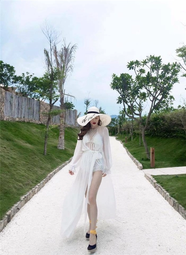 Hà hồ phạm hương đọ sắc