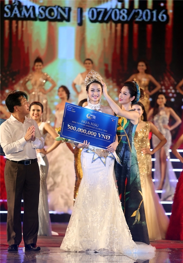 Hình ảnh thu ngân khi đăng quang hoa hậu bản sắc việt toàn cầu 2016