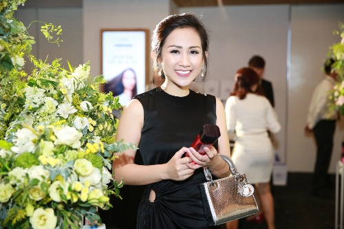 kiều diễm ái phương gợi cảm với thời trang tông màu nude