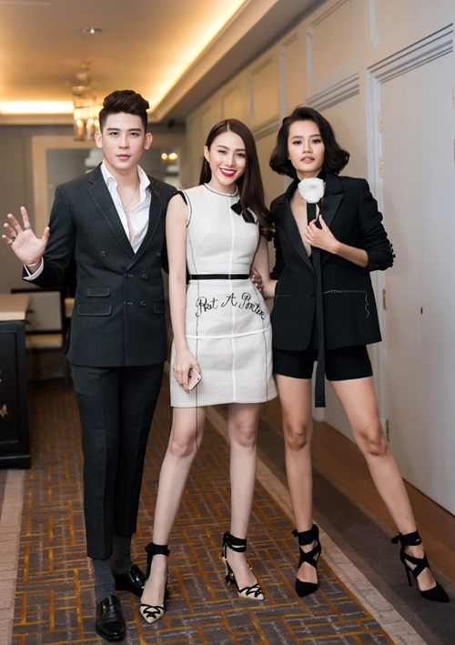 Lê hà kim chi khoe đôi chân dài miên man đi dự sự kiện