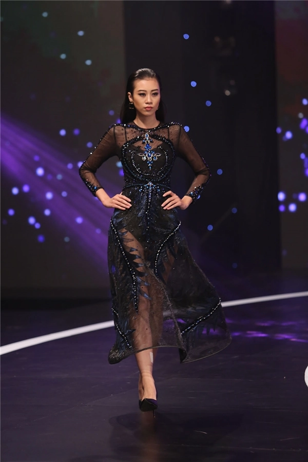 Minh triệu diện váy hở bạo khiến sàn diễn nóng rang