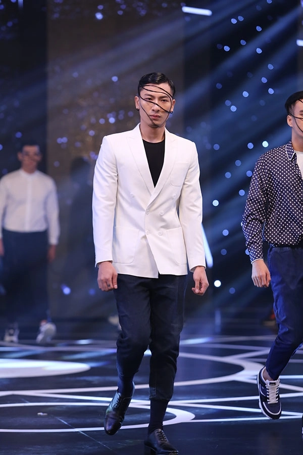 Minh triệu diện váy hở bạo khiến sàn diễn nóng rang