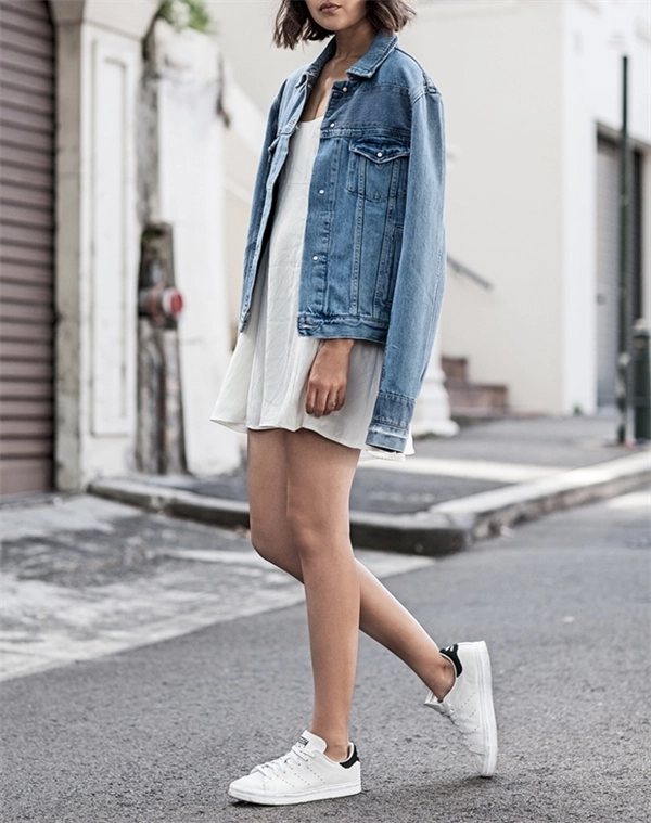 Nên mặc gì để diện sneaker trắng thật đẹp