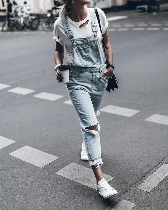 Nên mặc gì để diện sneaker trắng thật đẹp