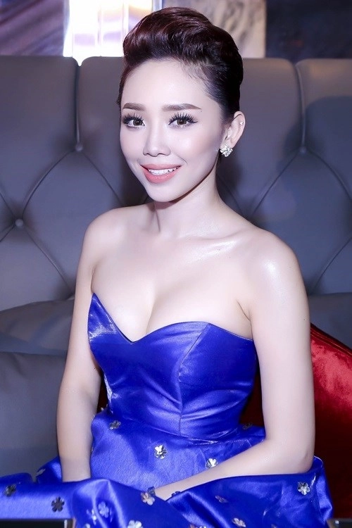 Ngọc trinh gợi cảm hết cỡ với trang phục cắt xẻ táo bạo