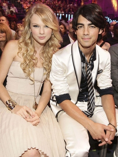 Thời trang taylor swift đổi mỗi khi thay người tình