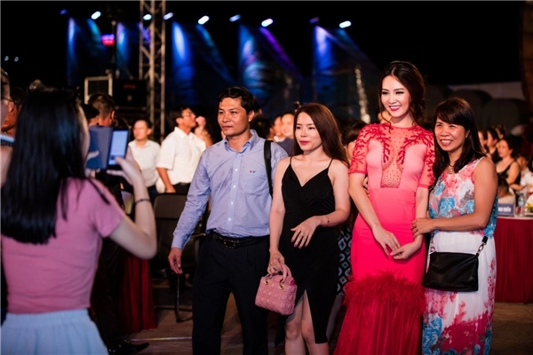 Thụy vân được minh tiệp nâng váy trên thảm đỏ