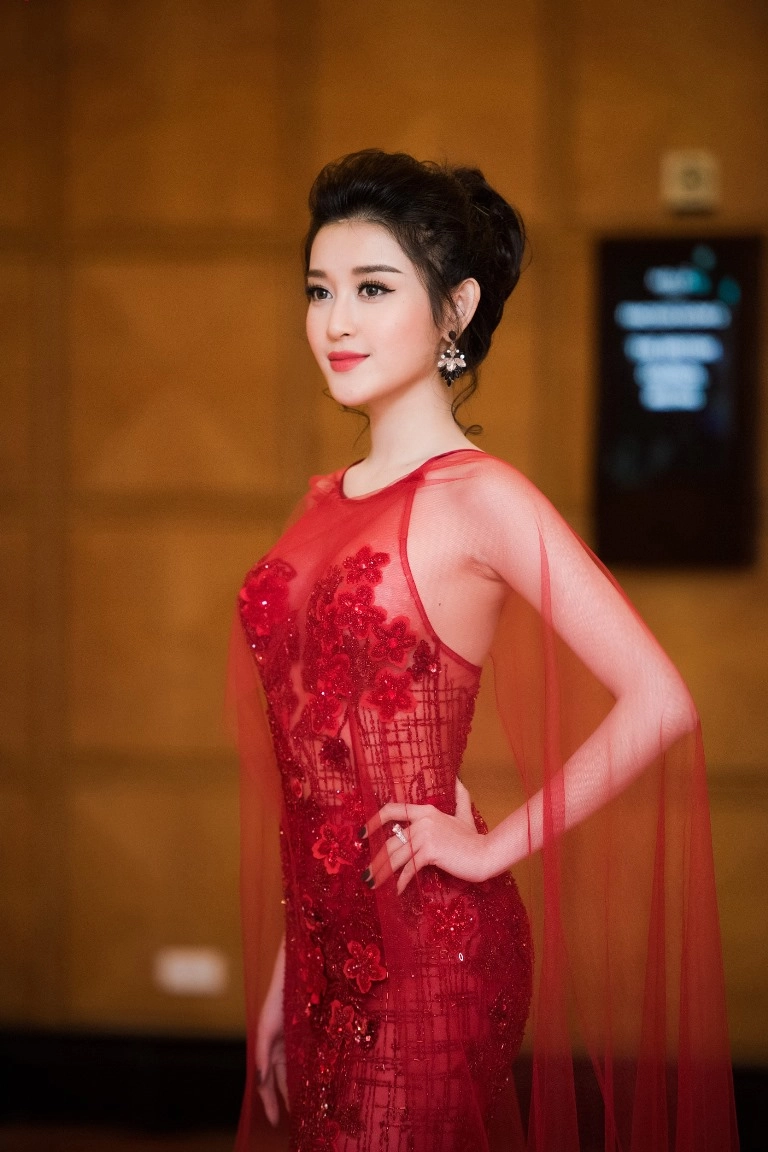 <a href= Á hậu huyền my cuốn hút gợi cảm với đầm xuyên thấu