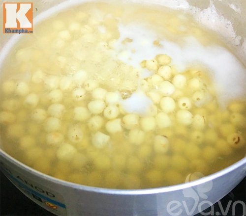 Cách nấu chè hạt sen nho khô thơm ngon thanh mát