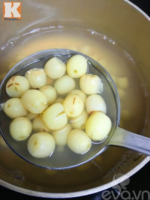 Cách nấu chè hạt sen nho khô thơm ngon thanh mát