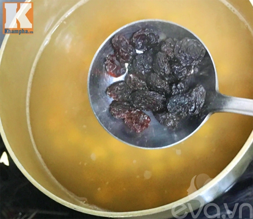 Cách nấu chè hạt sen nho khô thơm ngon thanh mát