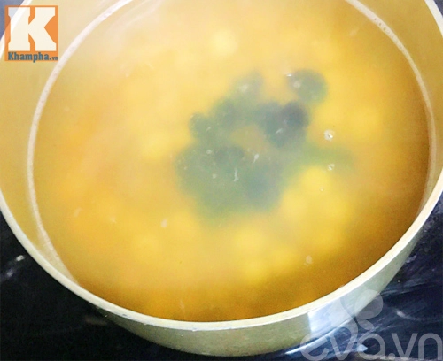 Cách nấu chè hạt sen nho khô thơm ngon thanh mát