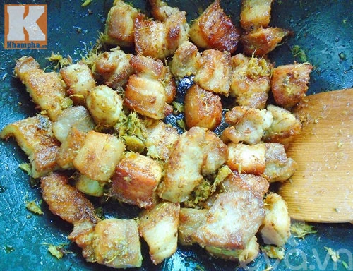Cách nấu thịt ba chỉ đảo lá mắc mật thơm nức mũi