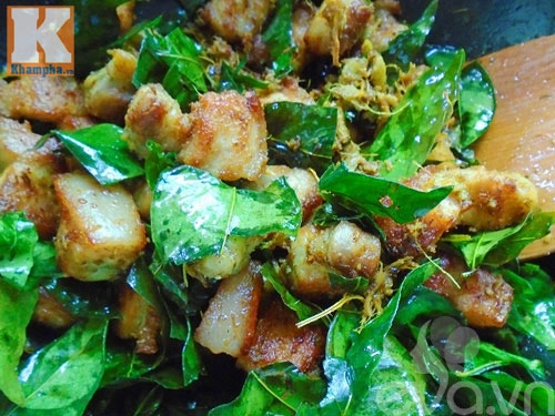 Cách nấu thịt ba chỉ đảo lá mắc mật thơm nức mũi