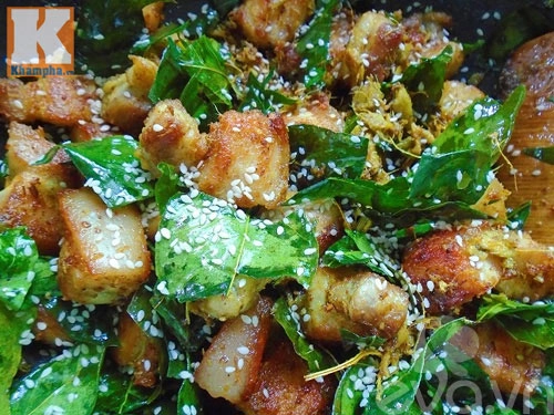 Cách nấu thịt ba chỉ đảo lá mắc mật thơm nức mũi