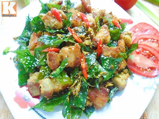 Cách nấu thịt ba chỉ đảo lá mắc mật thơm nức mũi