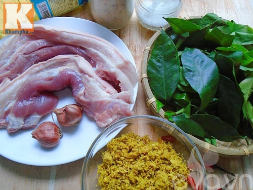 Cách nấu thịt ba chỉ đảo lá mắc mật thơm nức mũi