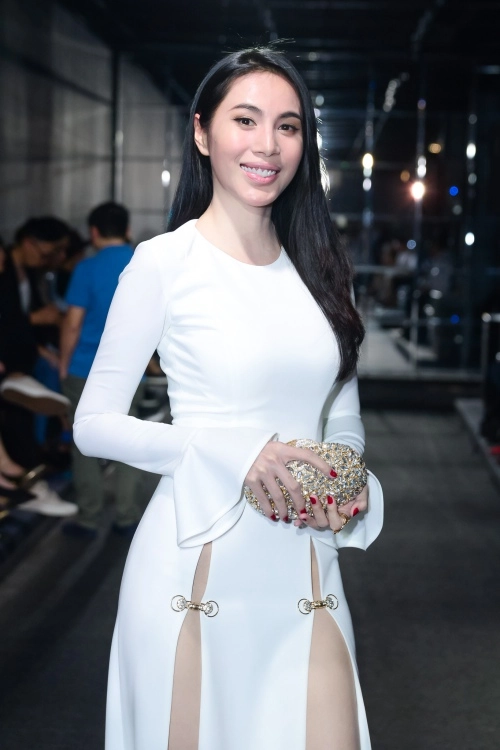 Màu son nude giúp thuỷ tiên sexy tột độ