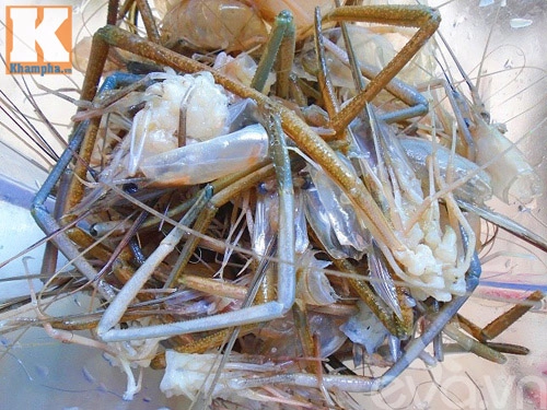 Nấu bún riêu tôm cho bữa sáng cuối tuần