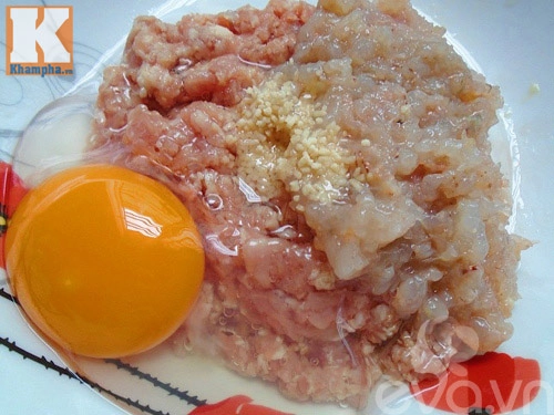 Nấu bún riêu tôm cho bữa sáng cuối tuần