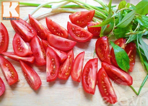 Nấu bún riêu tôm cho bữa sáng cuối tuần