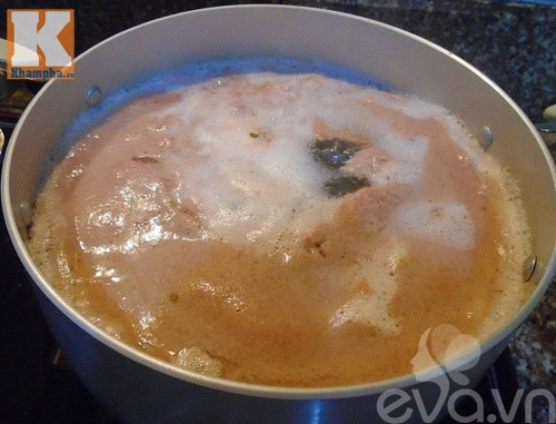 Nấu bún riêu tôm cho bữa sáng cuối tuần