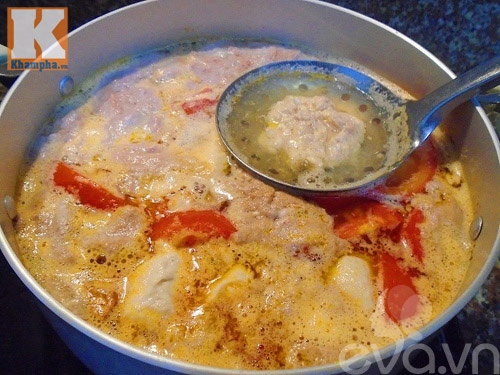 Nấu bún riêu tôm cho bữa sáng cuối tuần