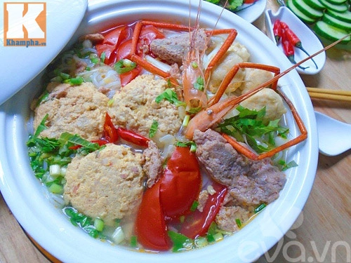 Nấu bún riêu tôm cho bữa sáng cuối tuần