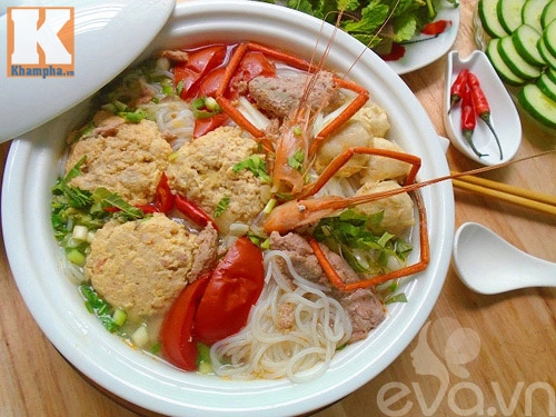 Nấu bún riêu tôm cho bữa sáng cuối tuần