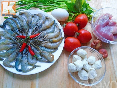 Nấu bún riêu tôm cho bữa sáng cuối tuần