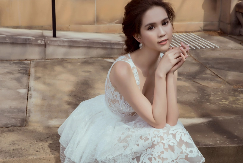 Ngọc Trinh dạo phố Sydney với đầm voan trắng hình ảnh 4 Ngọc trinh đẹp lộng lẫy dạo phố sydney với đầm voan trắng
