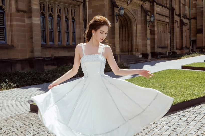 Ngọc Trinh dạo phố Sydney với đầm voan trắng hình ảnh 1 Ngọc trinh đẹp lộng lẫy dạo phố sydney với đầm voan trắng