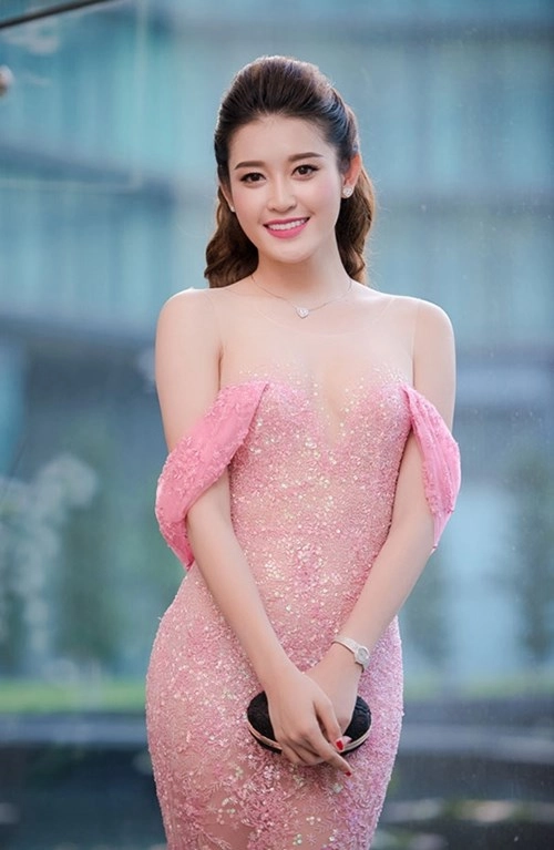 Những chiếc váy hoa mắt người nhìn của mỹ nhân vbiz