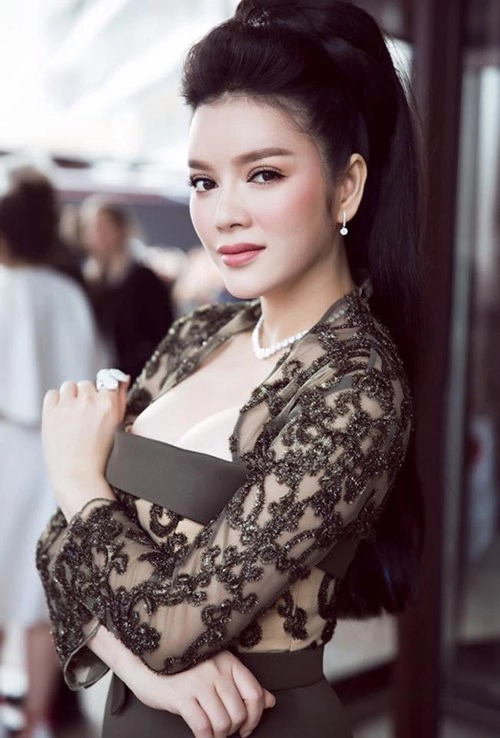 Những chiếc váy hoa mắt người nhìn của mỹ nhân vbiz