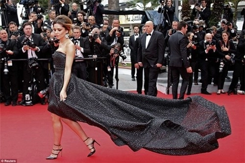 Những chiếc váy khiến mĩ nhân muối mặt trên thảm đỏ cannes