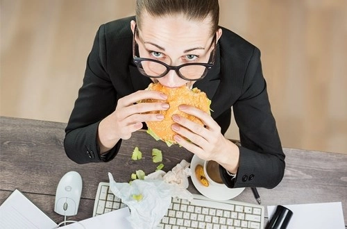 Những thói quen buổi sáng khiến bạn lên cân chóng măt