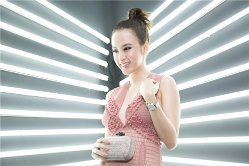 Phương trinh hút hồn khán giả với váy áo xẻ ngực táo bạo