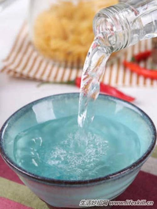 Quần áo dính vết bẩn lại như mới nhờ mẹo nhỏ