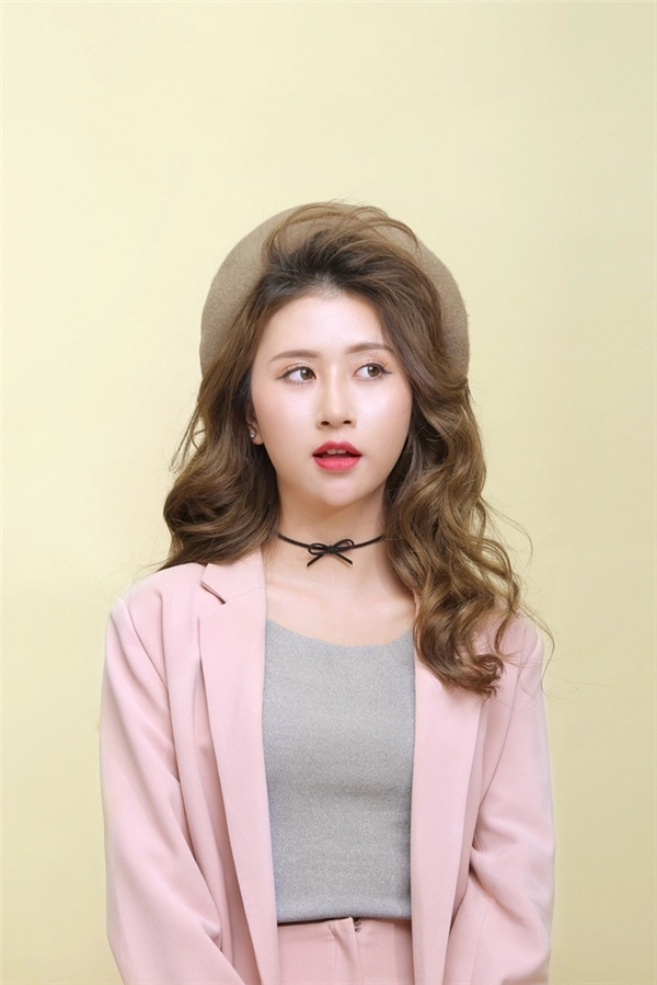 Quỳnh anh shyn chia sẻ cách trang điểm với 3 màu son cực hot hè này
