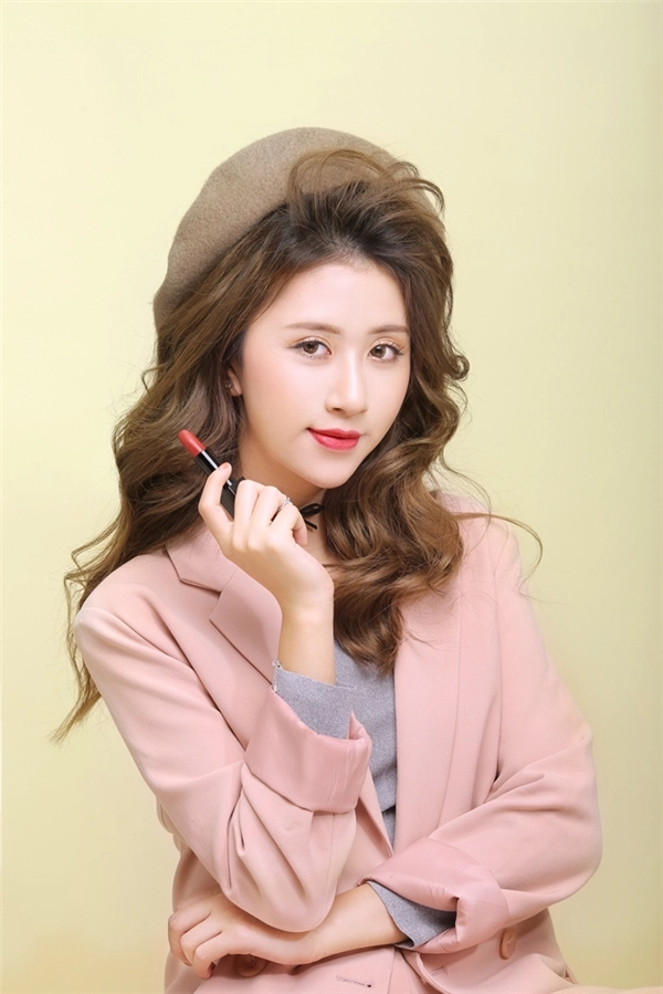 Quỳnh anh shyn chia sẻ cách trang điểm với 3 màu son cực hot hè này
