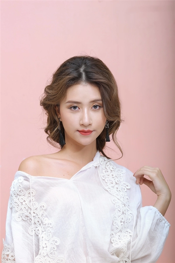Quỳnh anh shyn chia sẻ cách trang điểm với 3 màu son cực hot hè này