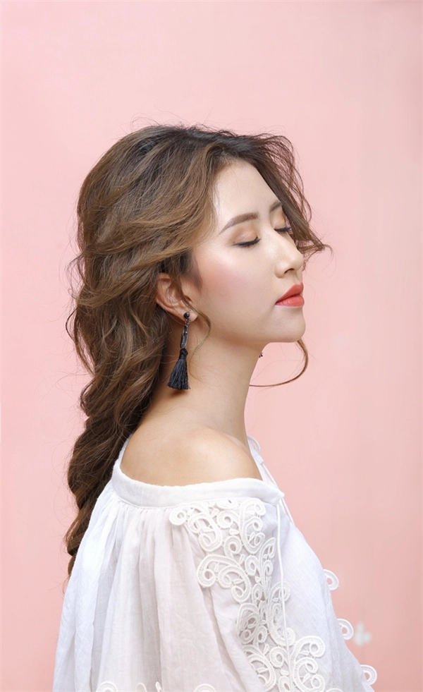 Quỳnh anh shyn chia sẻ cách trang điểm với 3 màu son cực hot hè này