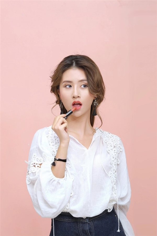 Quỳnh anh shyn chia sẻ cách trang điểm với 3 màu son cực hot hè này