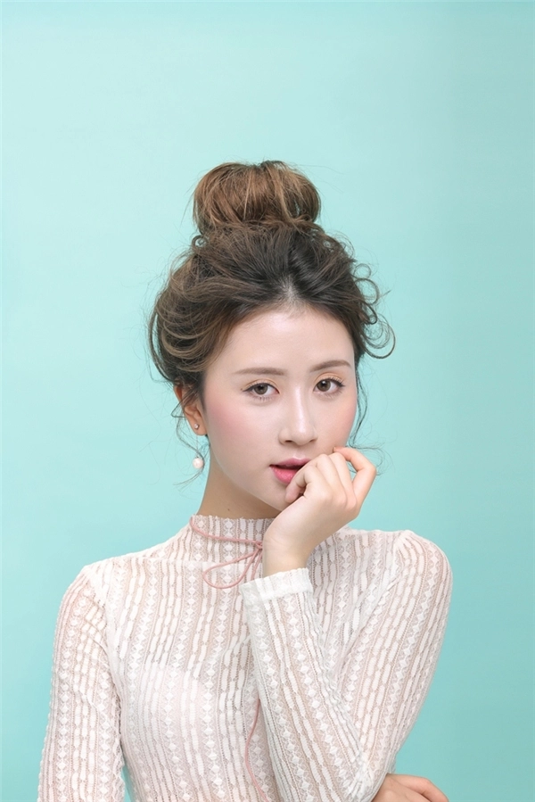 Quỳnh anh shyn chia sẻ cách trang điểm với 3 màu son cực hot hè này