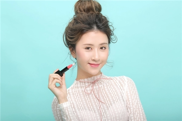 Quỳnh anh shyn chia sẻ cách trang điểm với 3 màu son cực hot hè này